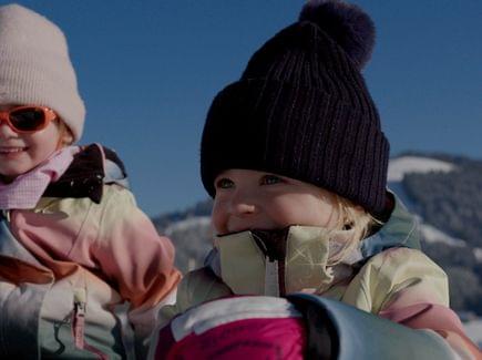 Familienpreise Familienurlaub – Kinder im Schnee – Winterurlaub – Torghele's Wald und Fluh